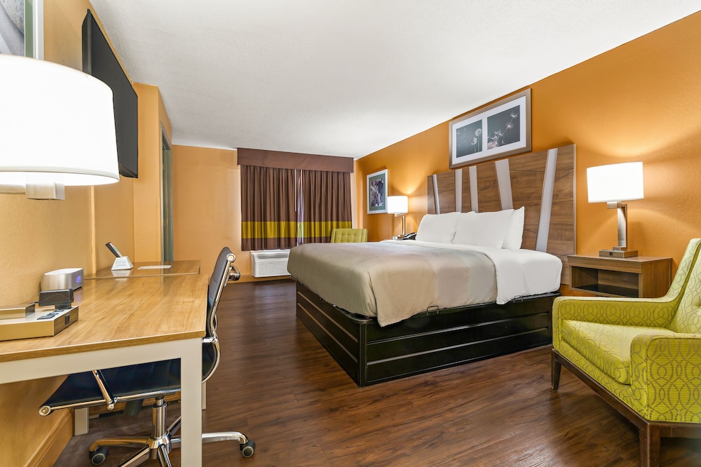 Suite, 1 King Bed, Non Smoking (Living Room) - Photo 7