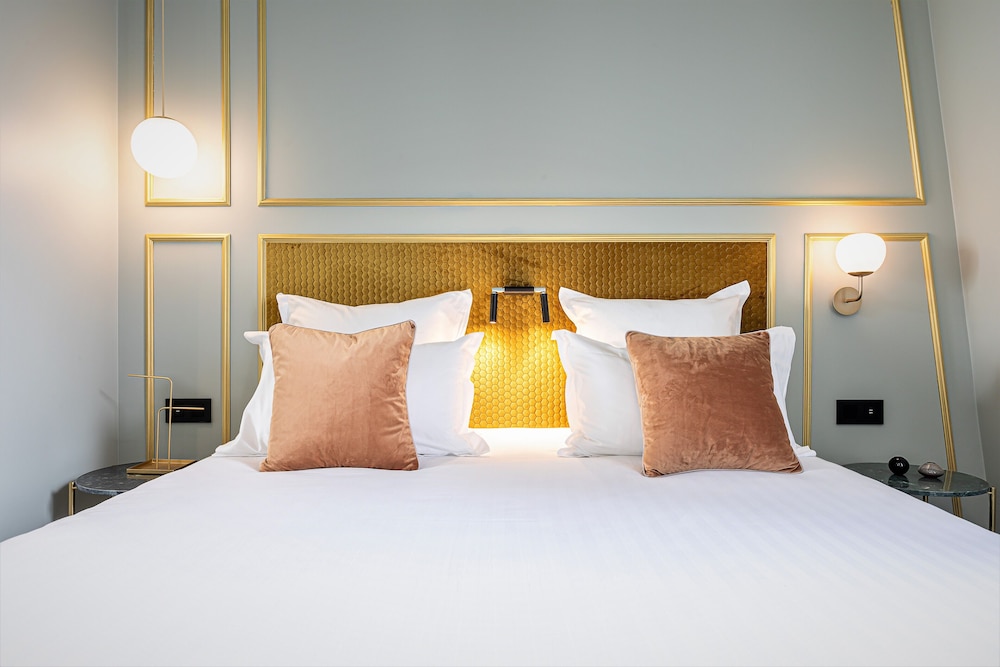 Deluxe Room, 1 King Bed photo 3