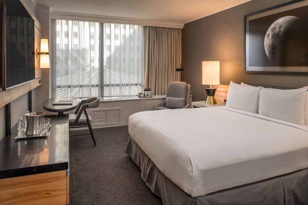 Room, 1 King Bed, Accessible (Hearing) - Photo 2