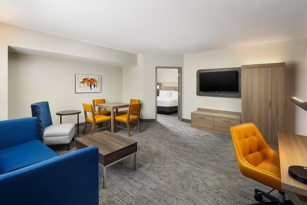Suite, 2 Bedrooms - Photo 1