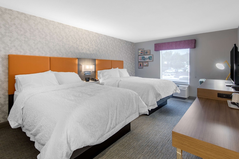 Room, 2 Queen Beds, Refrigerator & Microwave - Photo 2