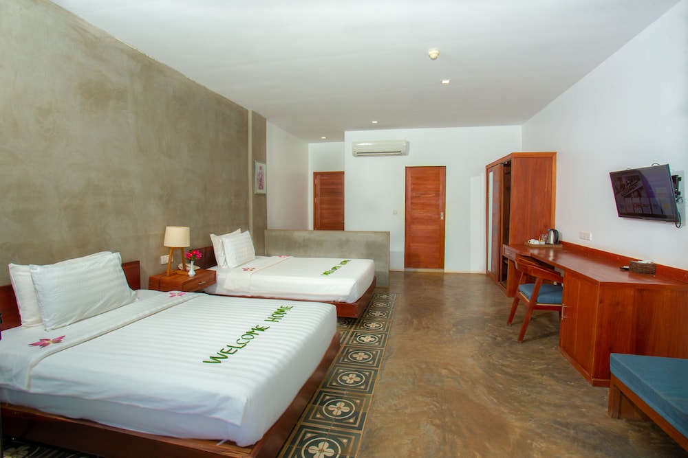 Infinity Pool View Signature Suite - Photo 8