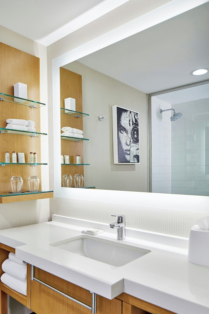 Suite, 1 Bedroom (Mobility/Hearing Access, Roll-in Shwr) - Photo 5