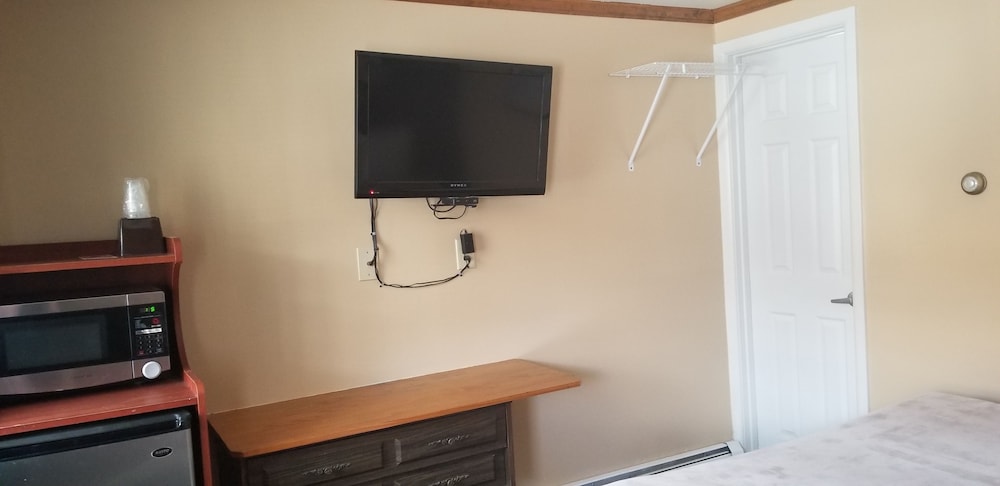Basic Room, 1 Queen Bed photo 3