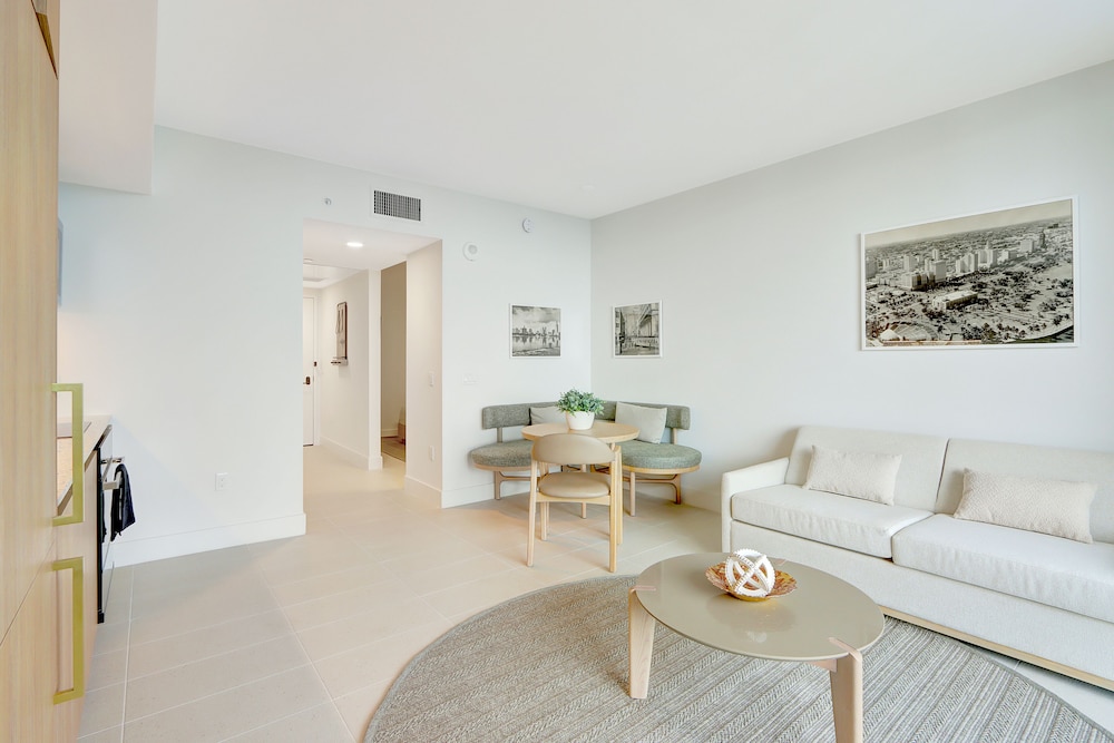 Luxury Condo, City View photo 3