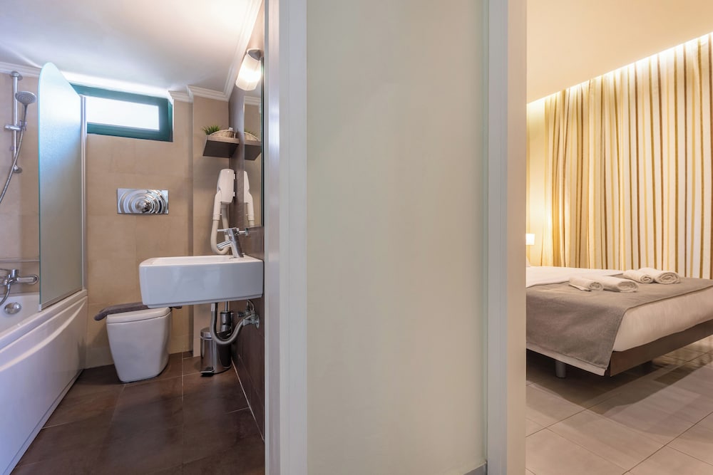 Junior Suite with Pool View - Photo 7