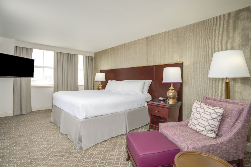 Room, 1 King Bed, Roll-in Shower (Mobility Accessible) - Photo 3