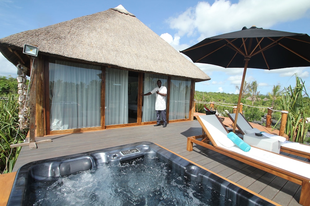 Jungle Villa with private 24-hour butler and Jacuzzi photo 2