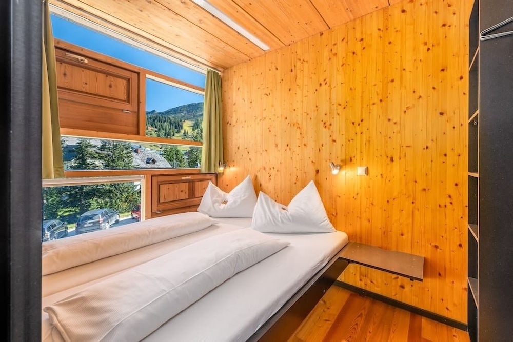Superior Apartment, 2 Bedrooms, Mountain View