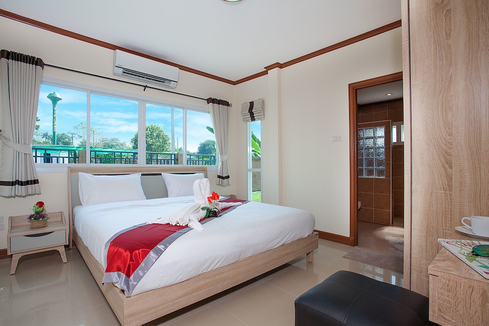 1 Queen Beds 1 Bedroom with living room