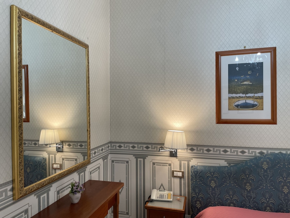 Exclusive Suite, 1 King Bed, Ensuite, Park View photo 3