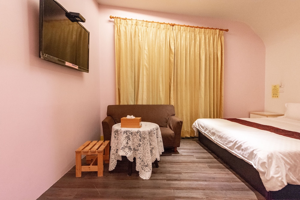 Basic Double Room, 1 Queen Bed photo 3