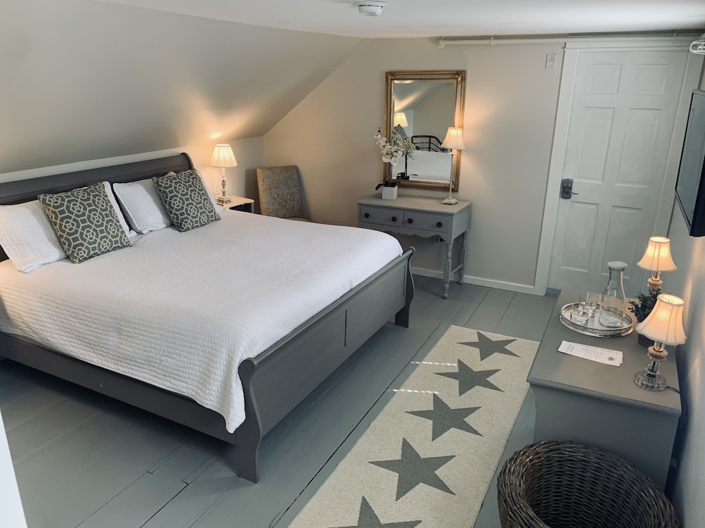 Room, 1 King Bed (Upstairs)