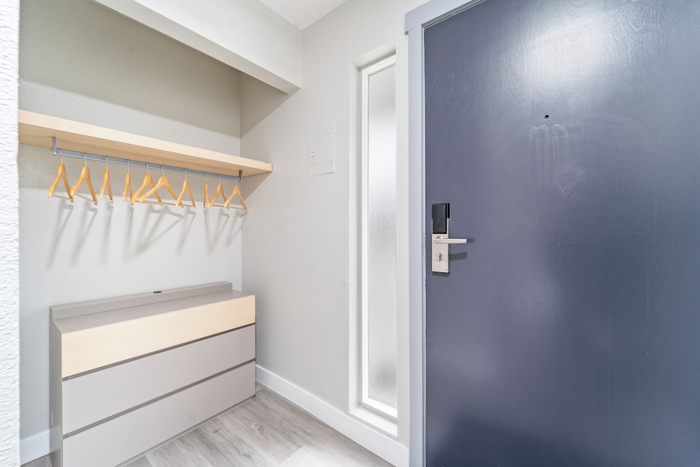 Suite - Photo 1