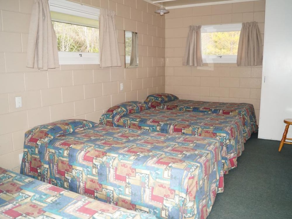 Two Bedroom Kitchen Cabin Plus (Shared Bathroom) photo 2