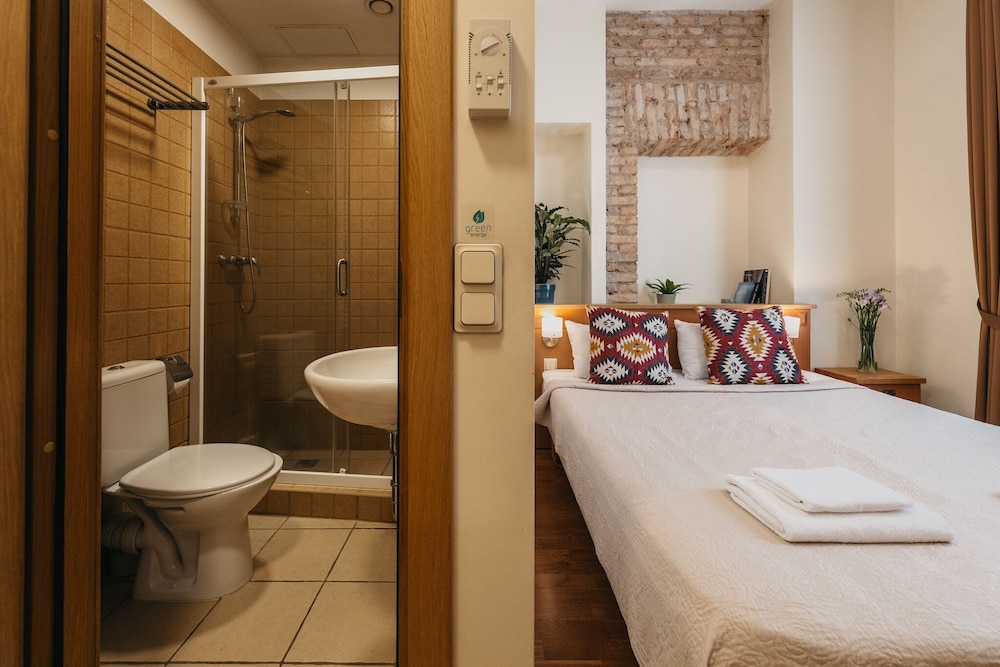 Standard Double Room - Photo 12