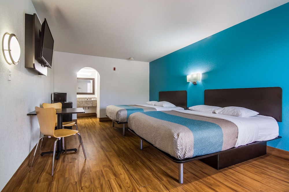 Deluxe Room, 2 Queen Beds, Smoking, Refrigerator & Microwave - Photo 3