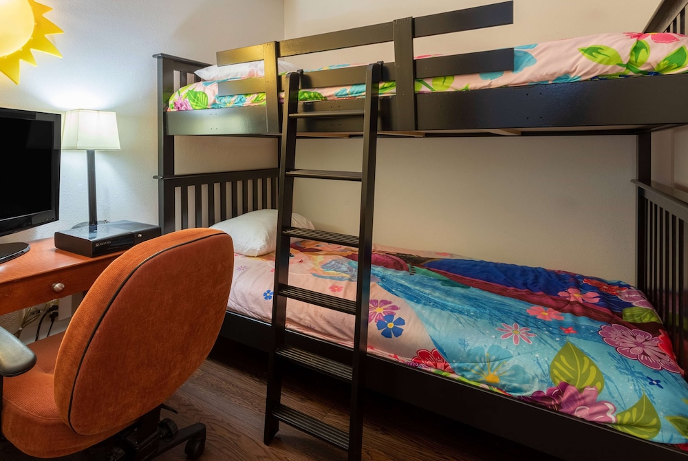 Suite, Multiple Beds, Non Smoking - Photo 1