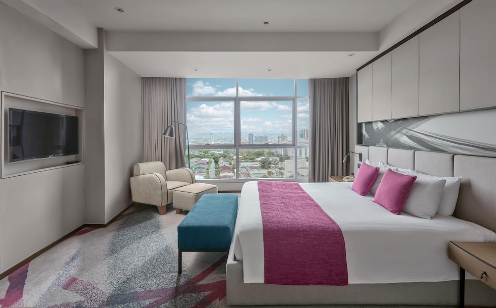 Suite, 1 Bedroom, Club Lounge Access, Corner (High Floor) photo 2