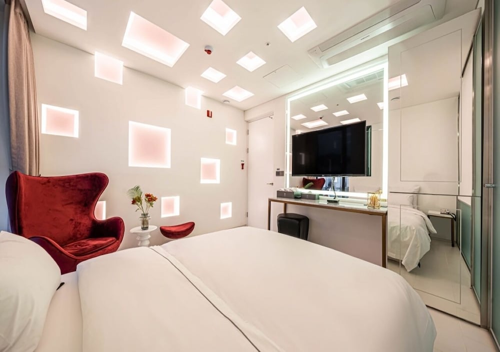 Deluxe Double Room (Netflix/ Youtube Available on TV) - Photo 11