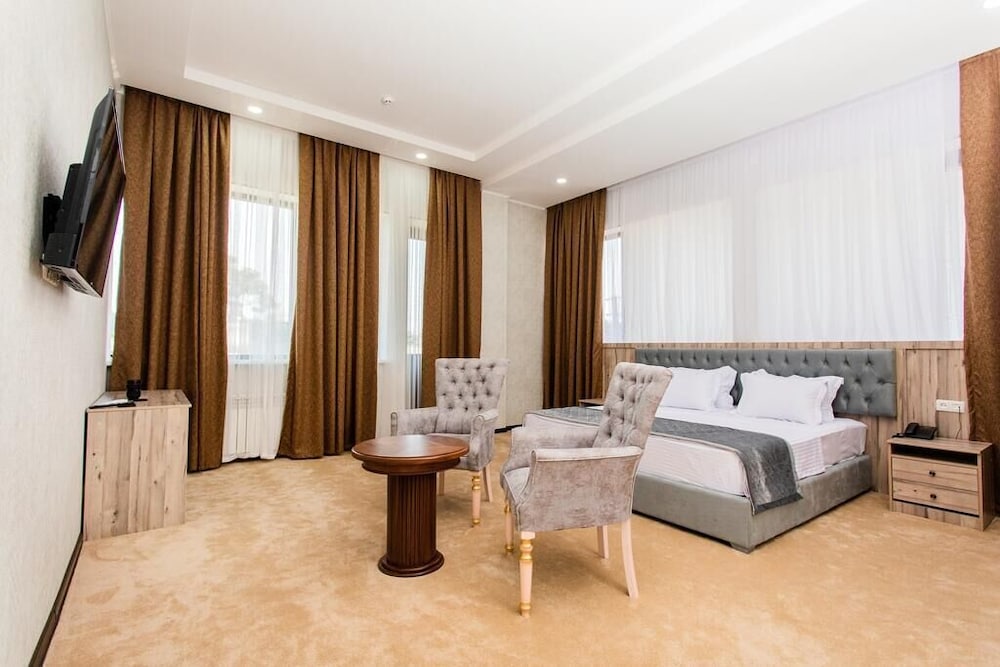 Royal Room - Photo 1