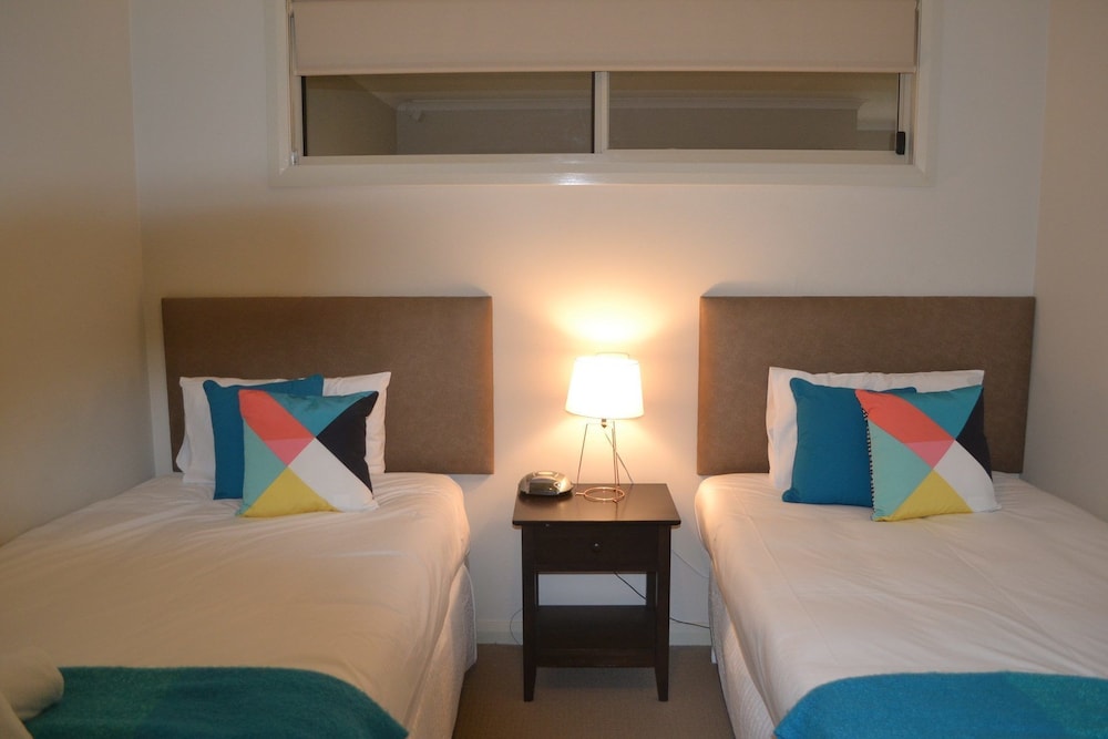 Luxury Apartment, 2 Bedrooms, Lake View photo 3