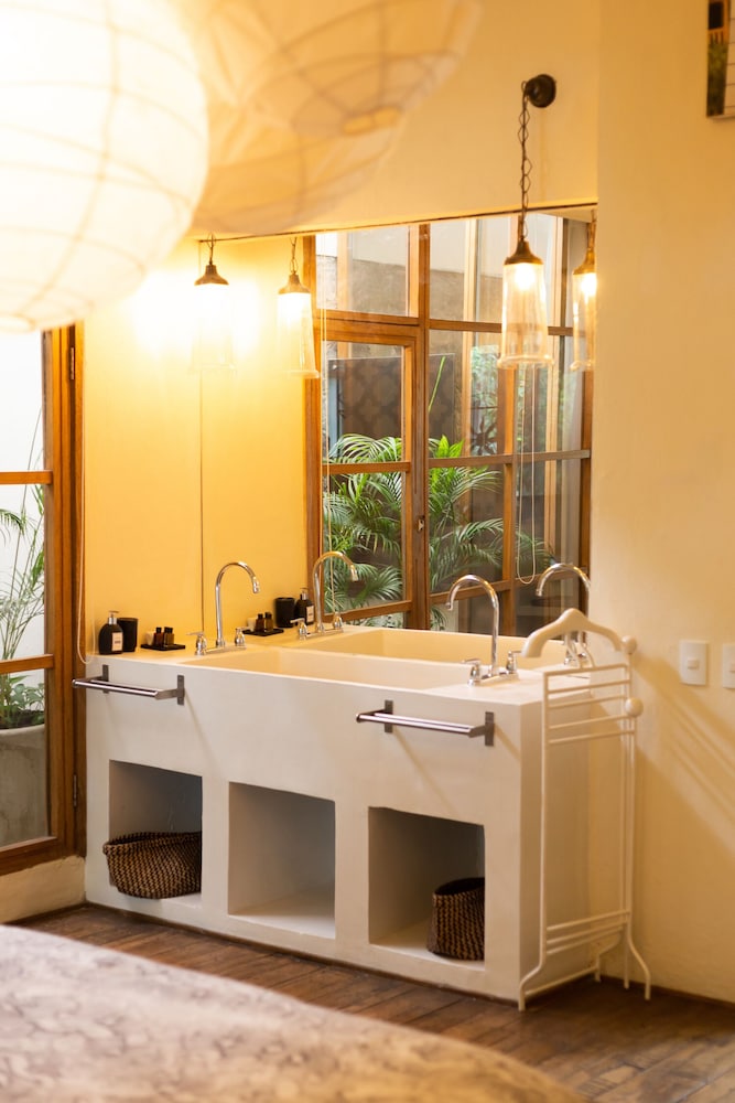 Luxury Suite - Photo 7
