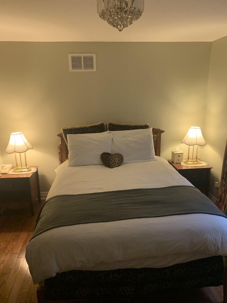 Superior Room, 1 Queen Bed, Private Bathroom photo 3