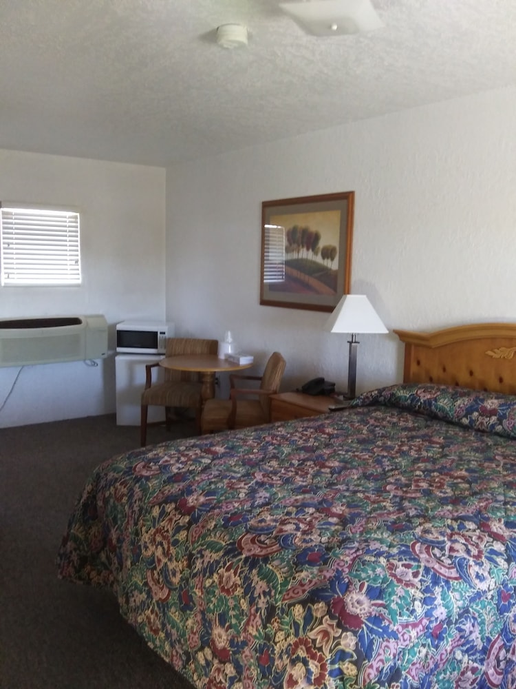 Basic Single Room, 1 Queen Bed, Accessible photo 3