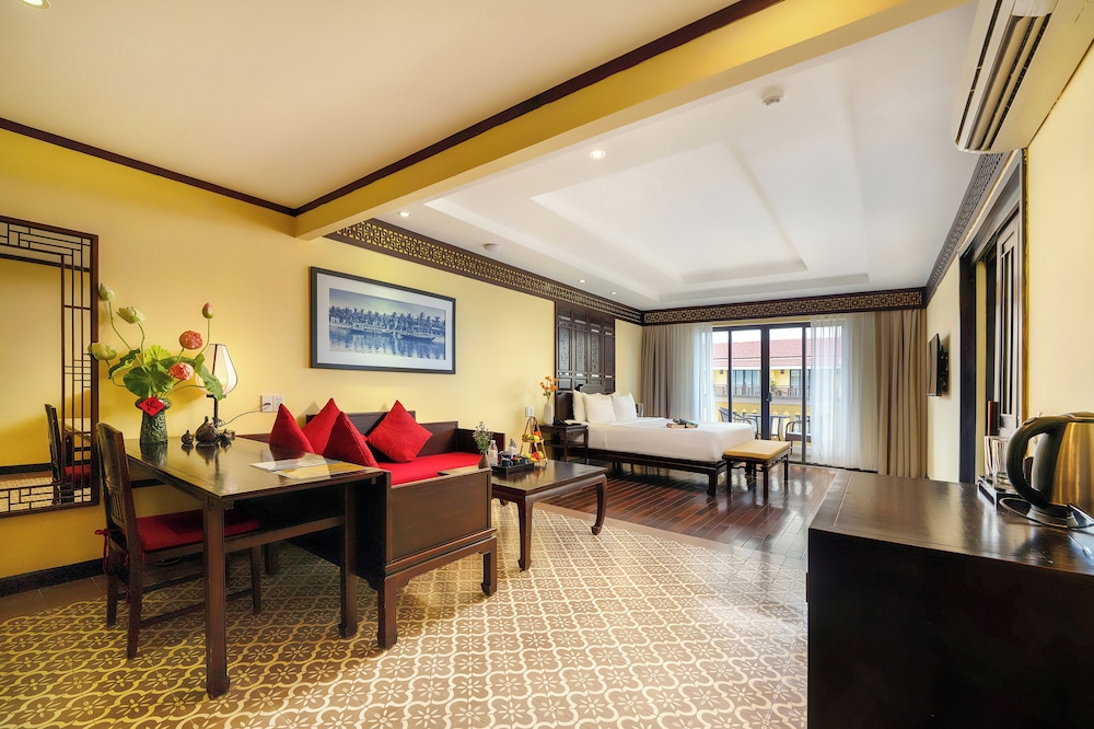 Signature Suite Room with Large Balcony photo 1