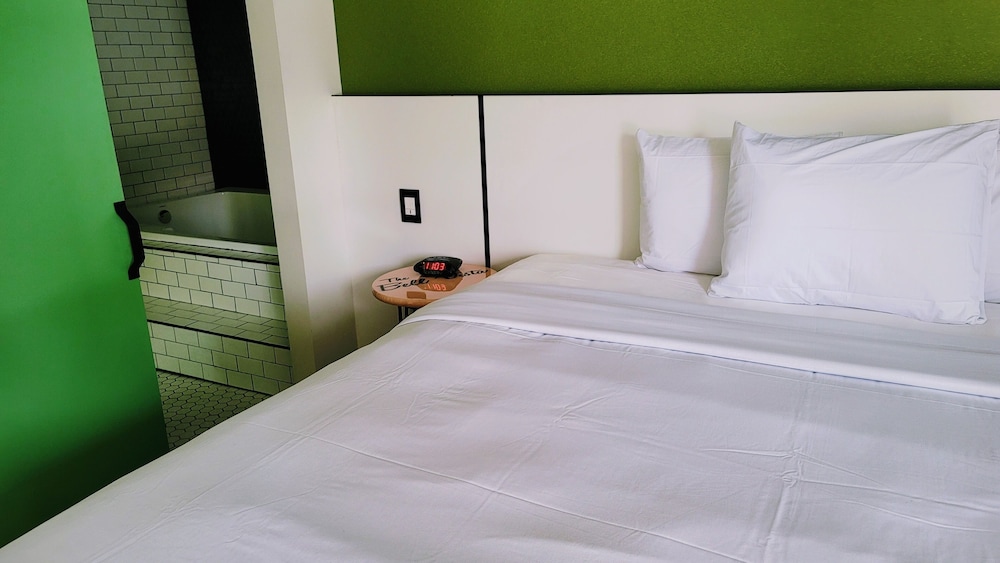 Honeymoon Single Room, 1 King Bed, Non Smoking, Jetted Tub photo 2