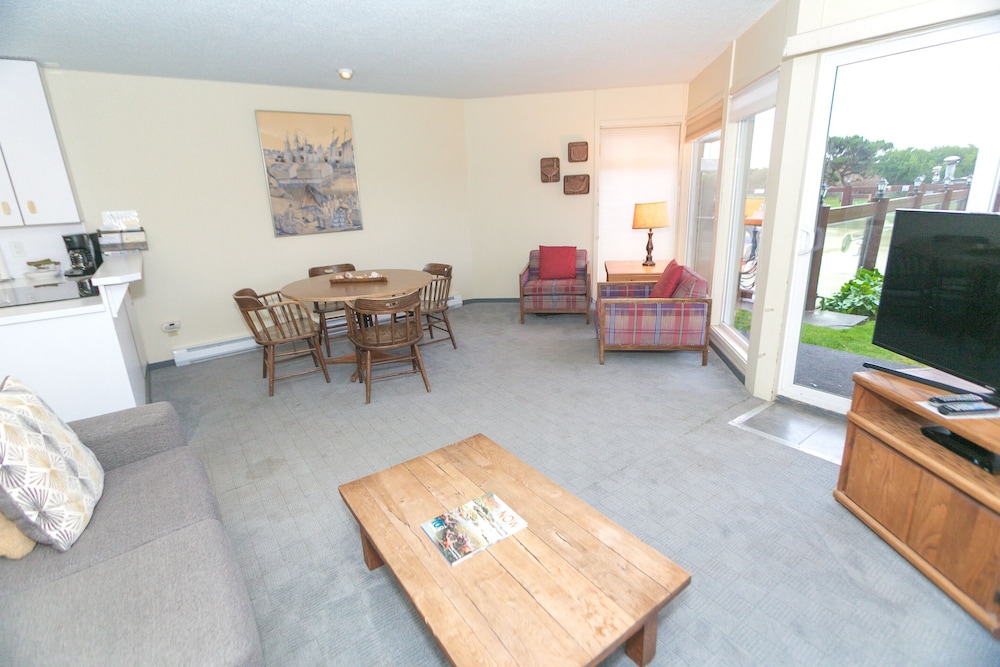 Signature Room, 1 King Bed with Sofa bed, Kitchen, Pool View (1 Bedroom Unit- 110- Pet Friendly) - Photo 11