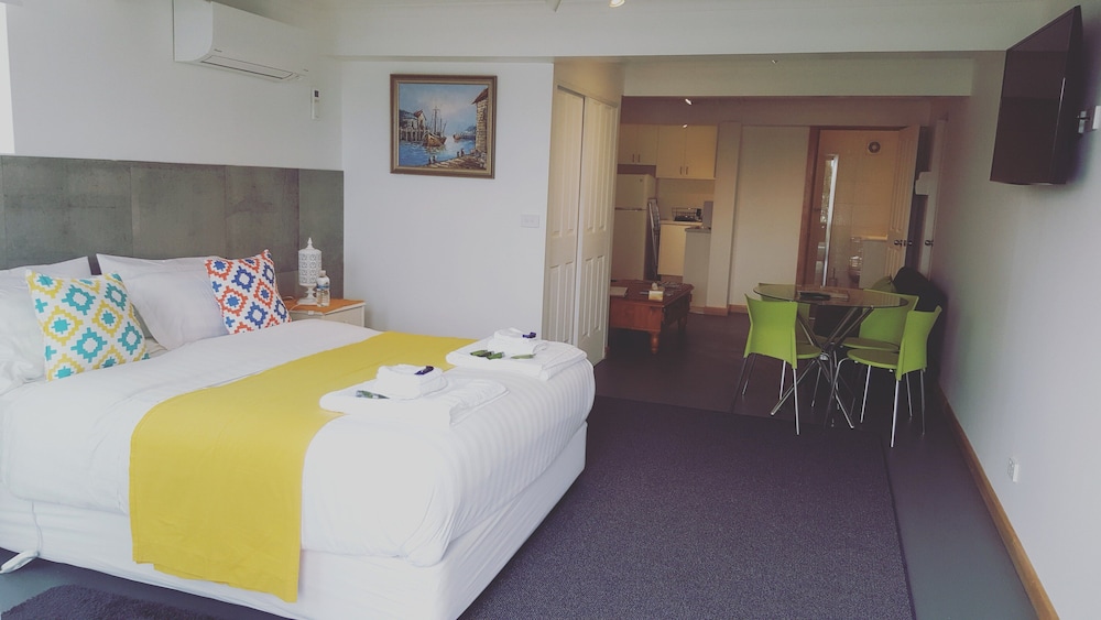 Exclusive Quadruple Room, 1 Bedroom, Kitchenette, Beach View photo 1