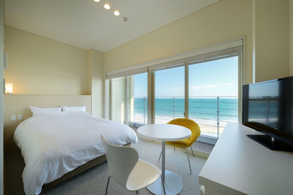 Double Room Single Use, 1 Large Twin Bed, Non Smoking, Ocean View photo 1