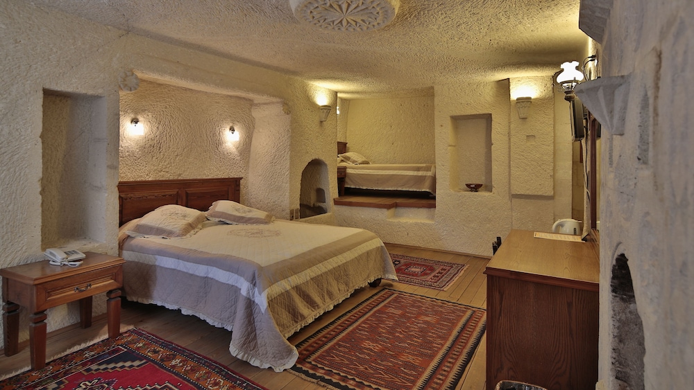 Suite (3 Adults) - Photo 1