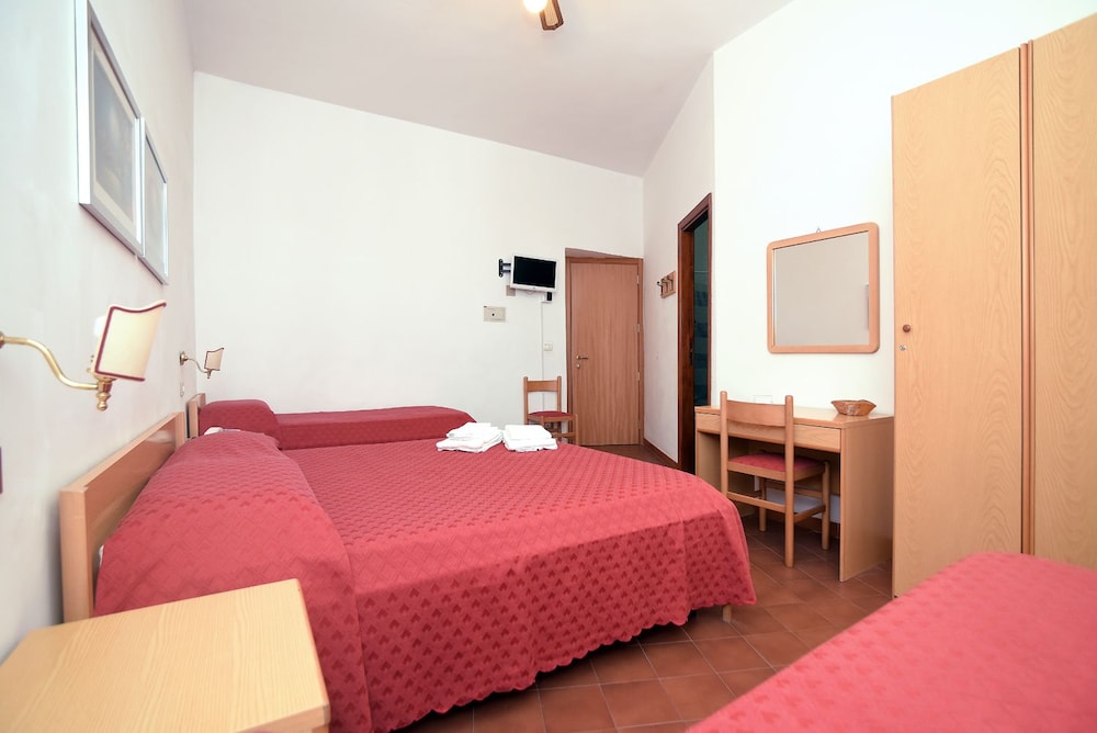 Economy Quadruple Room, 1 Bedroom, Ensuite photo 2