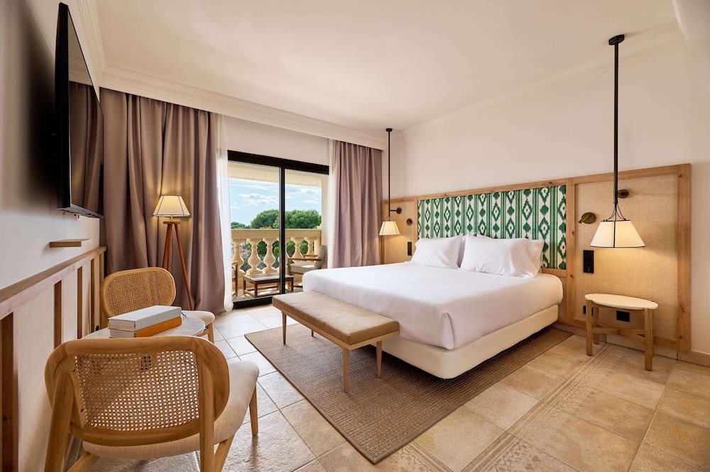 Deluxe Room, 1 King Bed, Balcony, Partial Sea View - Photo 2