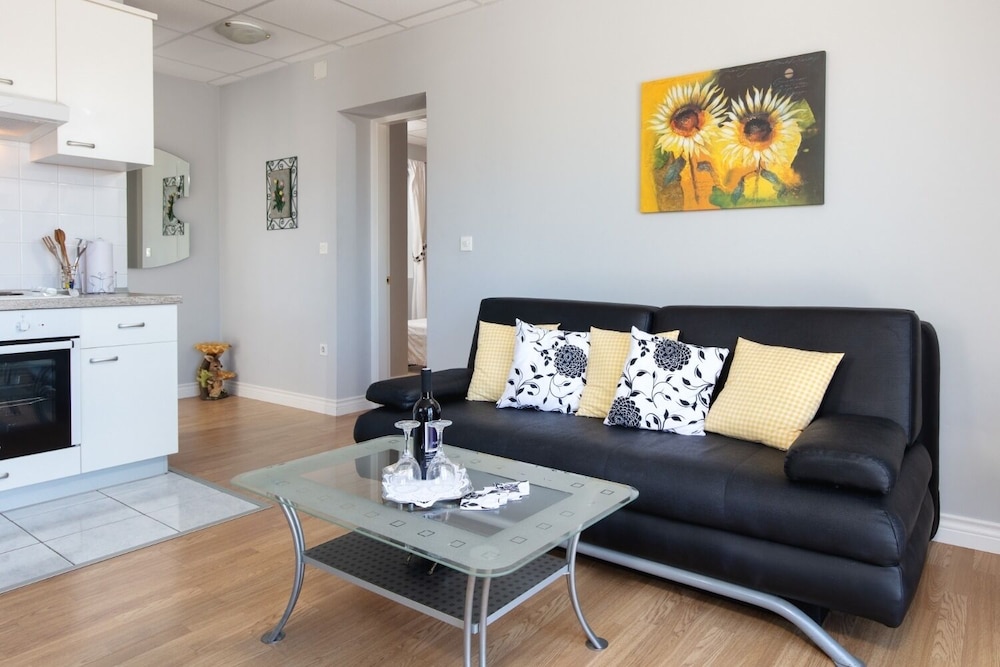 Apartment (Rajna - 100 m from sea - A3 Crni(2+2)) photo 1