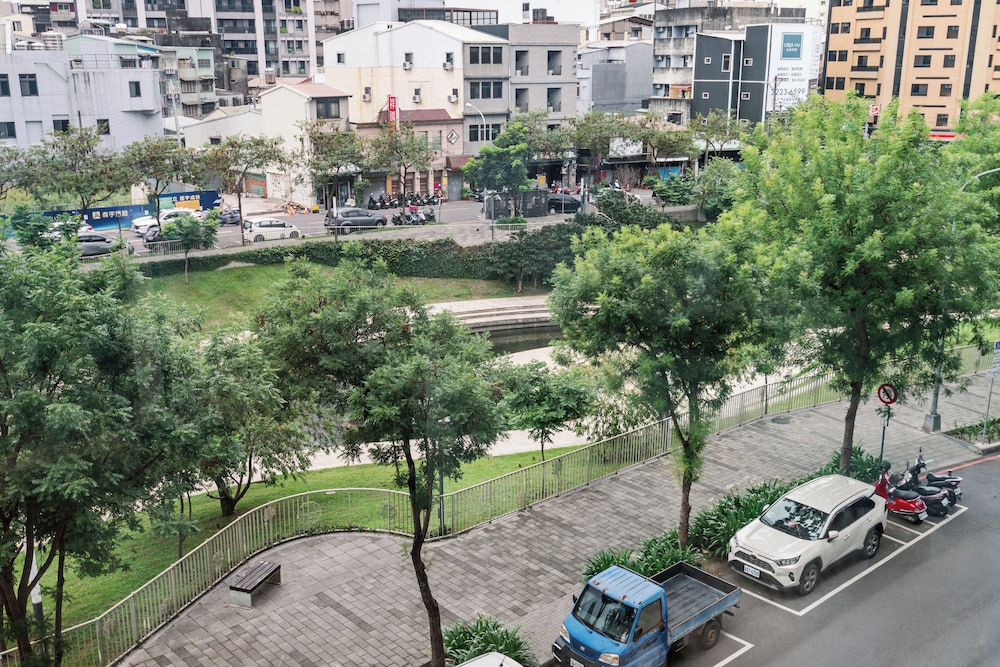 Deluxe Double Room with City View - Photo 7