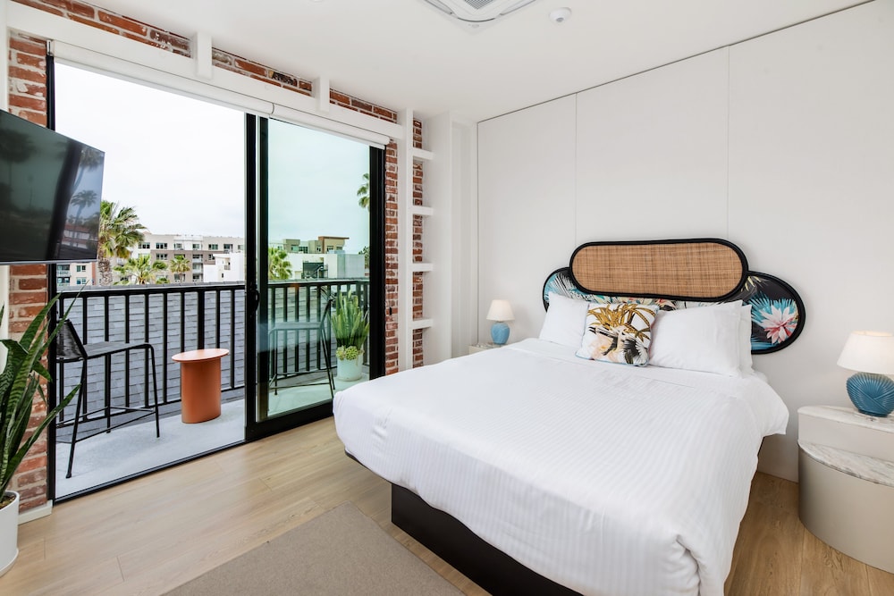 Room, 1 Queen Bed, Balcony, City View (Room 303) photo 1