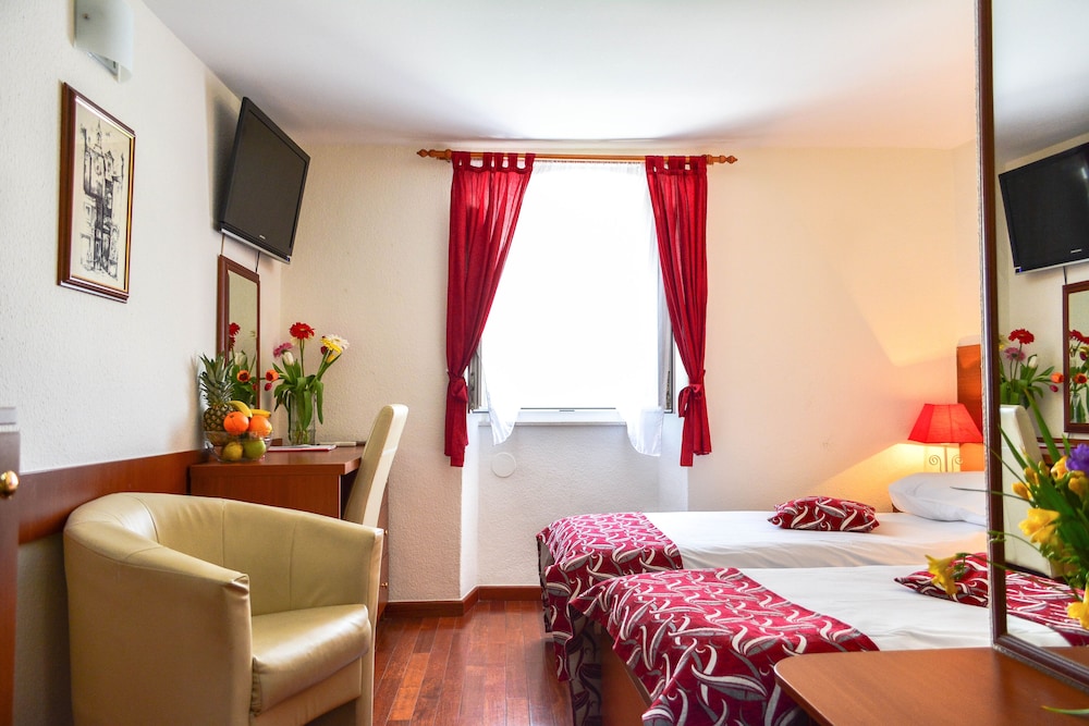 Economy Double or Twin Room, City View photo 1