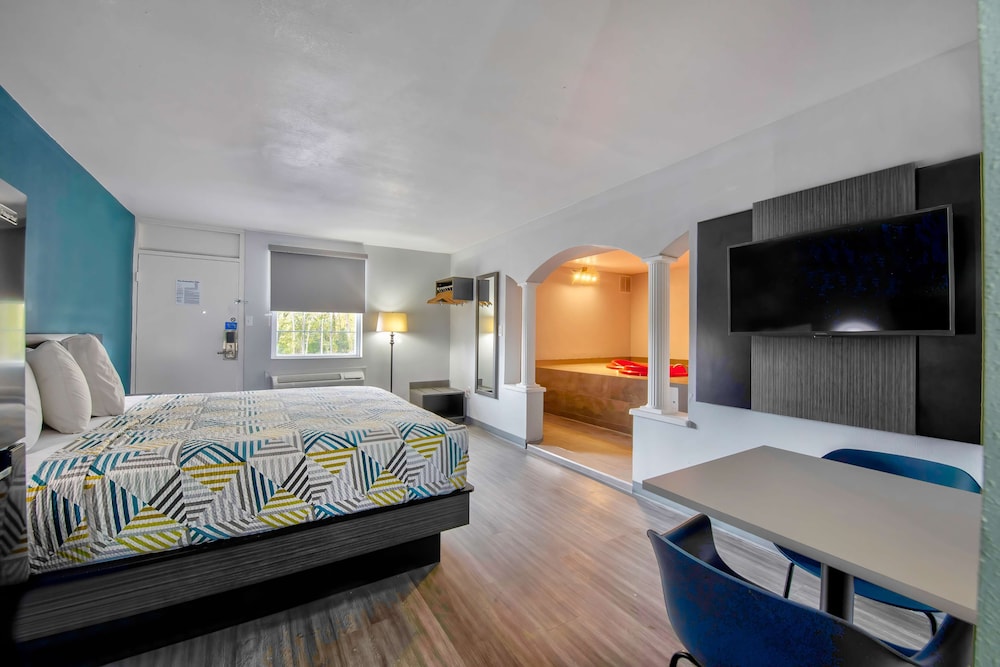 Deluxe Room, 1 King Bed, Non Smoking, Hot Tub photo 1