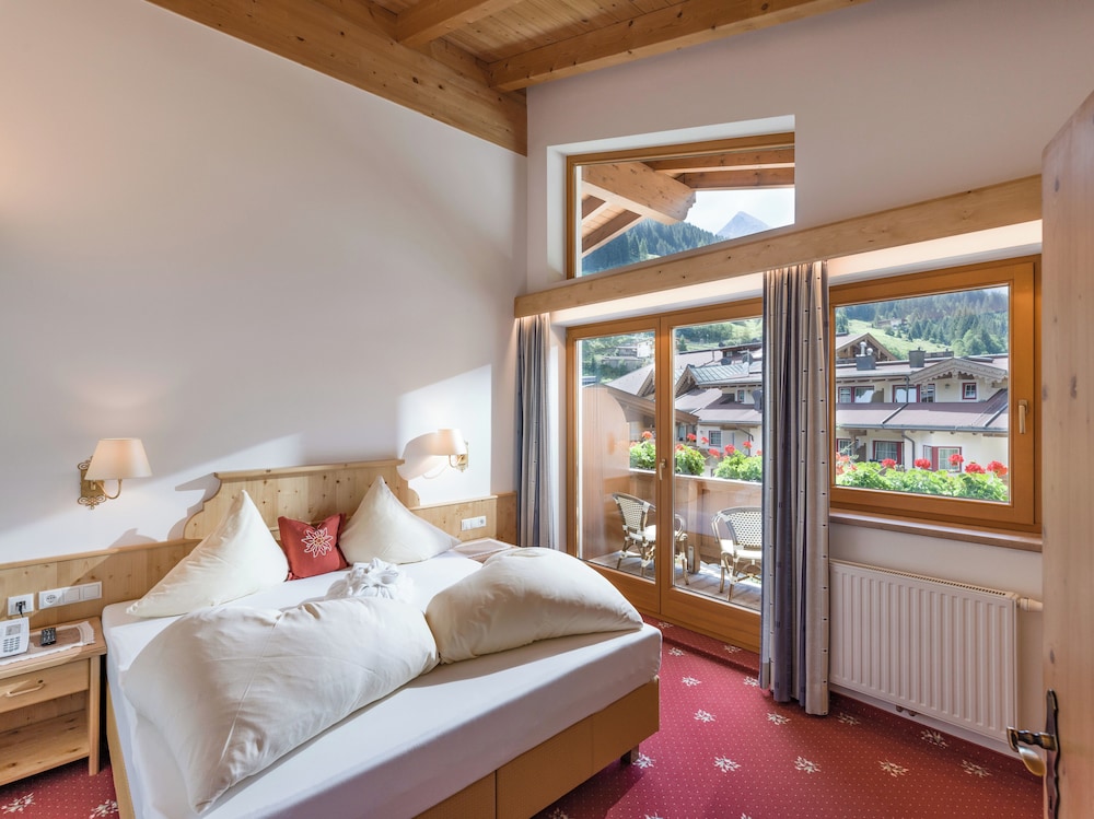 Comfort Suite, 2 Bedrooms, Non Smoking, Mountain View photo 2