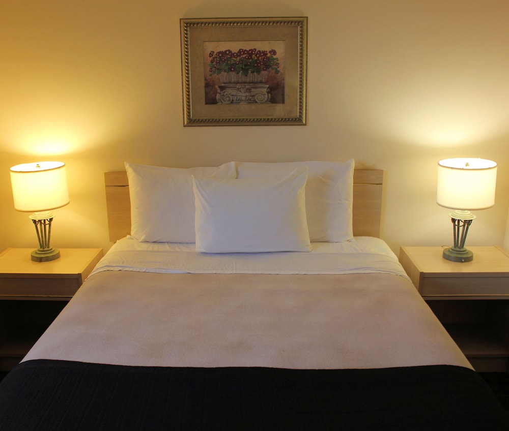 Basic Room, 1 Queen Bed (Second Floor) - Photo 1