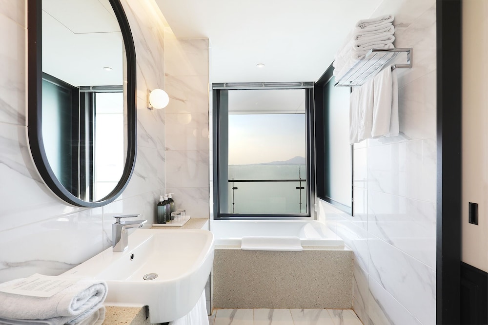Junior Suite Quadruple (Complimentary Pool Access for 4) - Photo 11