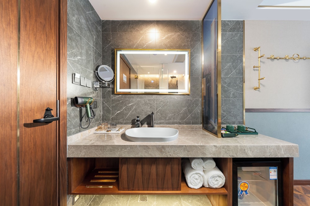 Business Double or Twin Room, Multiple Beds thumbnail 6