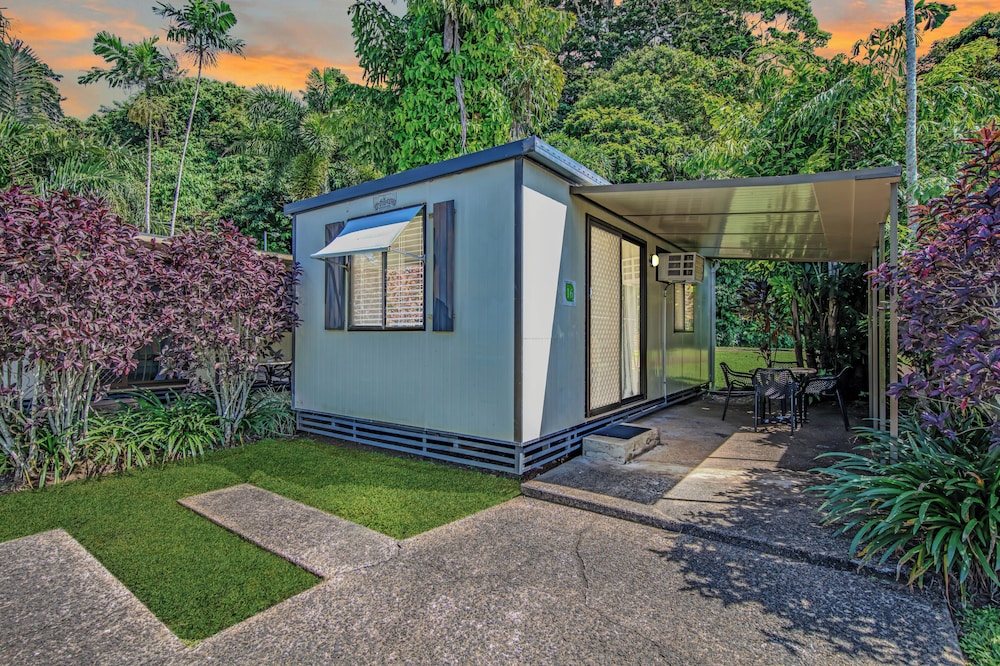 Deluxe Cabin, Park View, Poolside photo 1