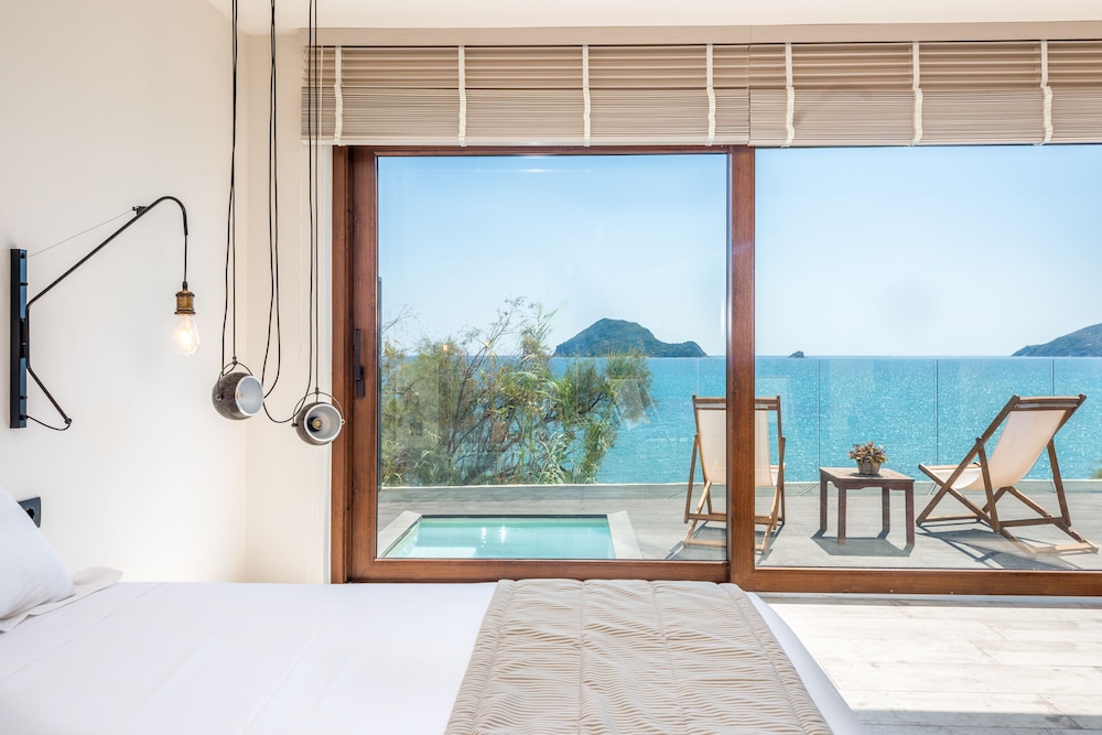 Premium Junior Suite with Outdoor Jetted Tub & Sea View - Photo 9