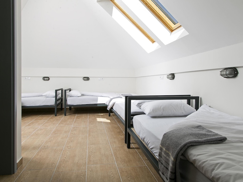 Room (5 Beds) photo 3