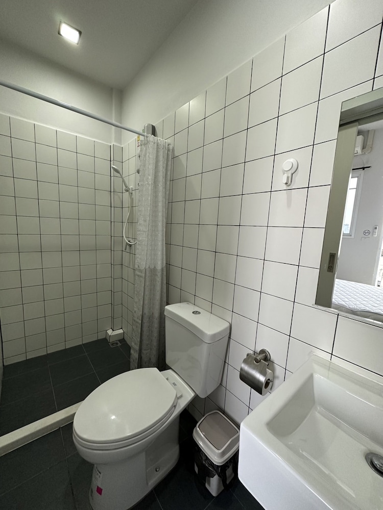 Single Room with Private Bathroom photo 3
